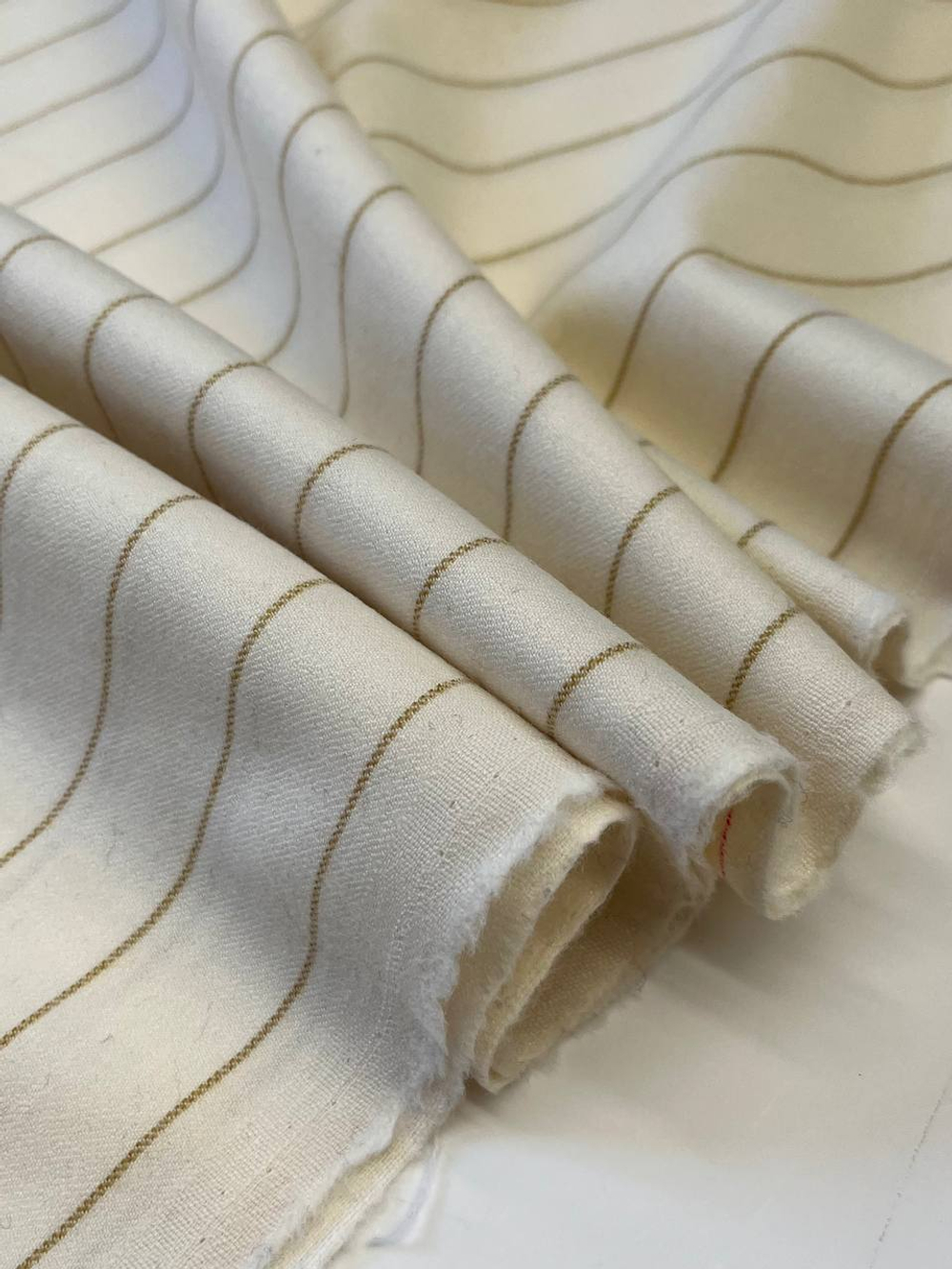 Шерсть костюмно-плательная молочная в желтую полоску