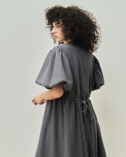 Платье с жабо и рукавами-фонариками из крапивы цвета "Графит"