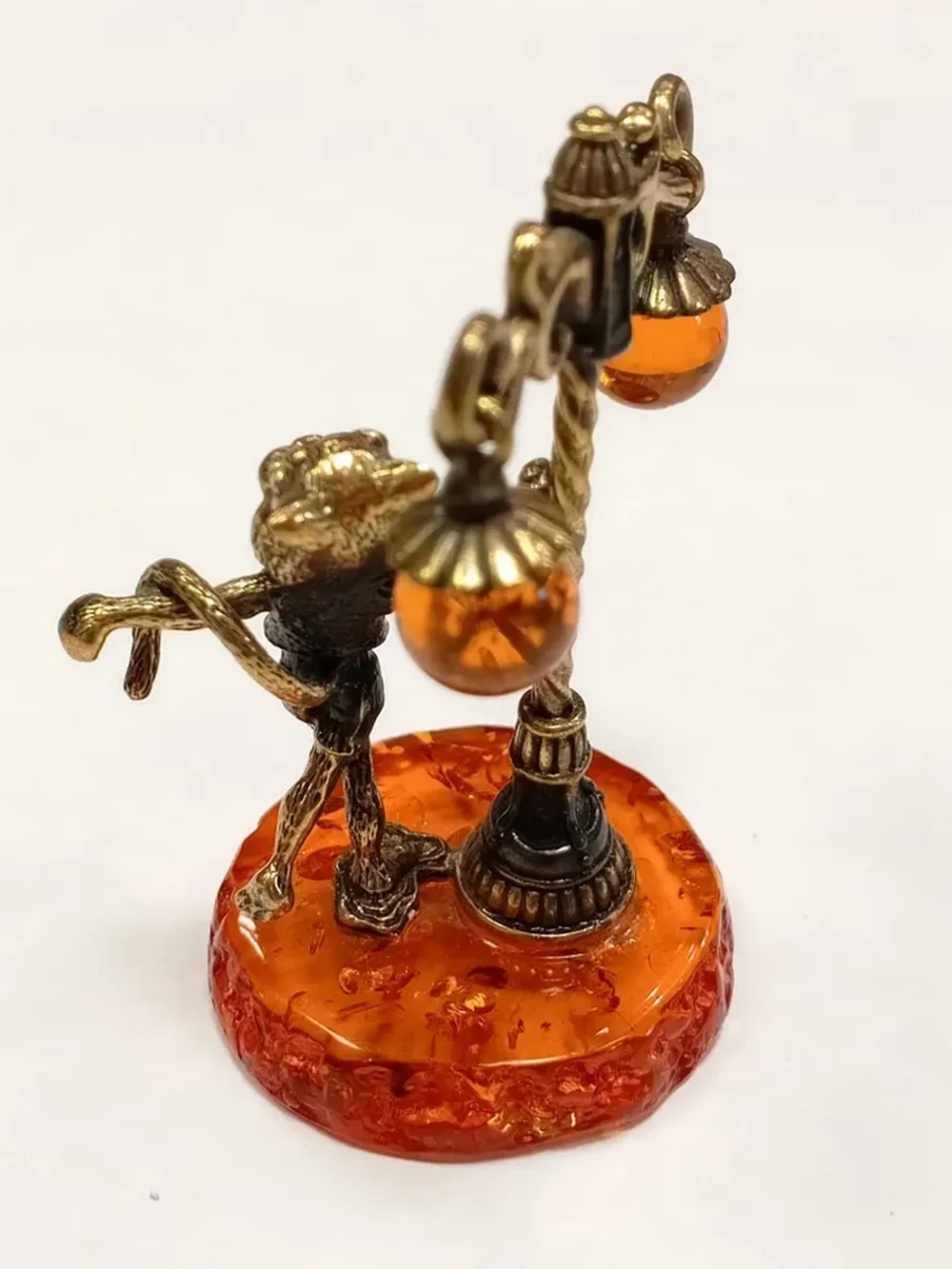 Бронзовая статуэтка на янтаре