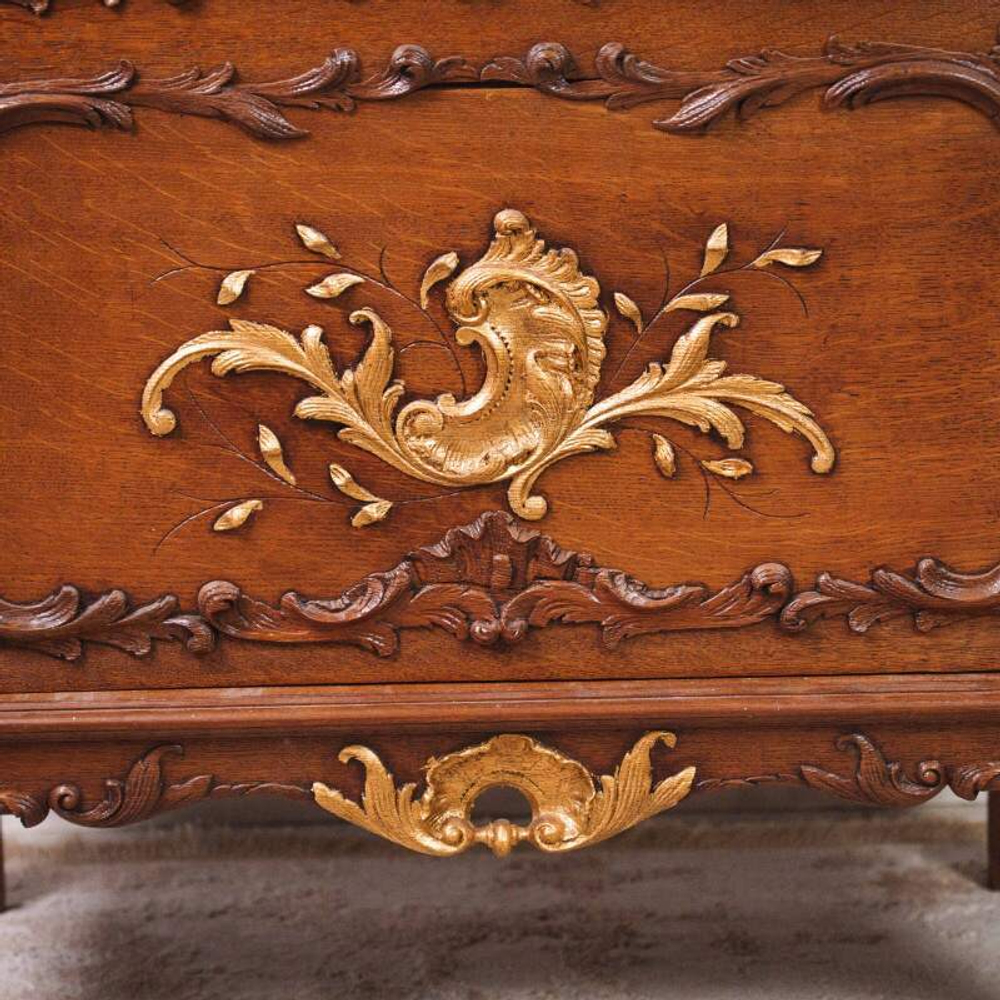 Витрина из дуба с позолотой в стиле Рококо