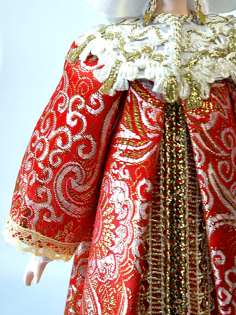 Кукла фарфоровая Царица в праздничном одеянии