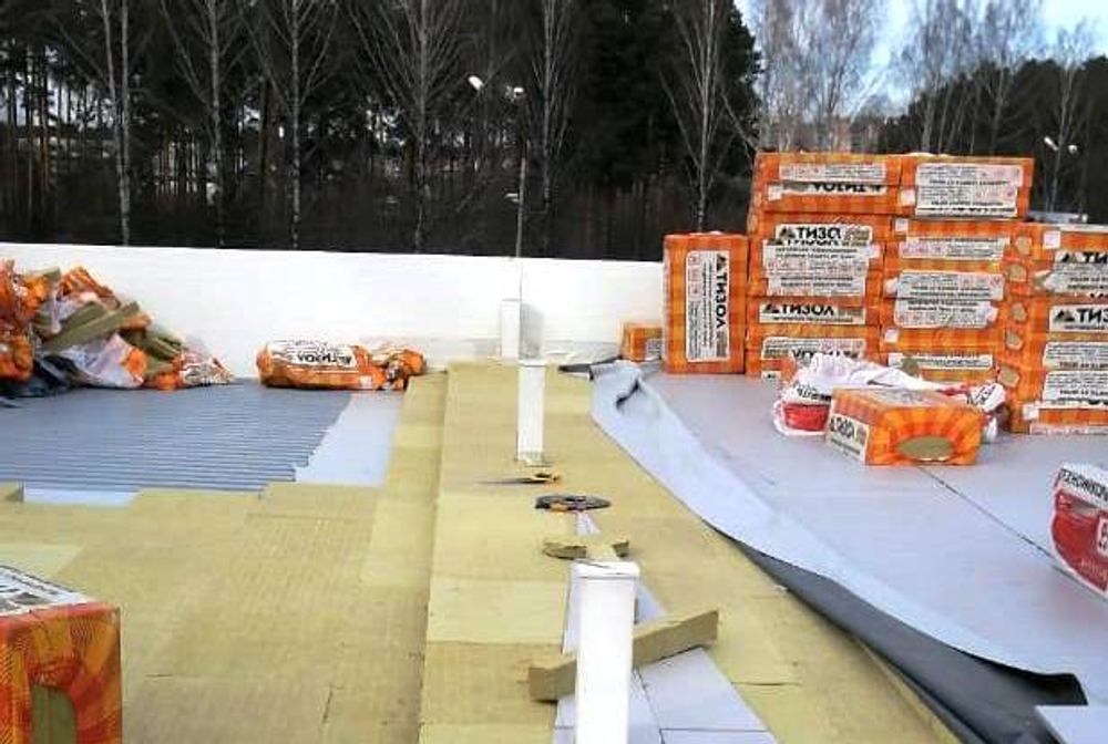 Поставка материала и монтаж кровли 850м2 с высокотехнологичной пароизоляцией.