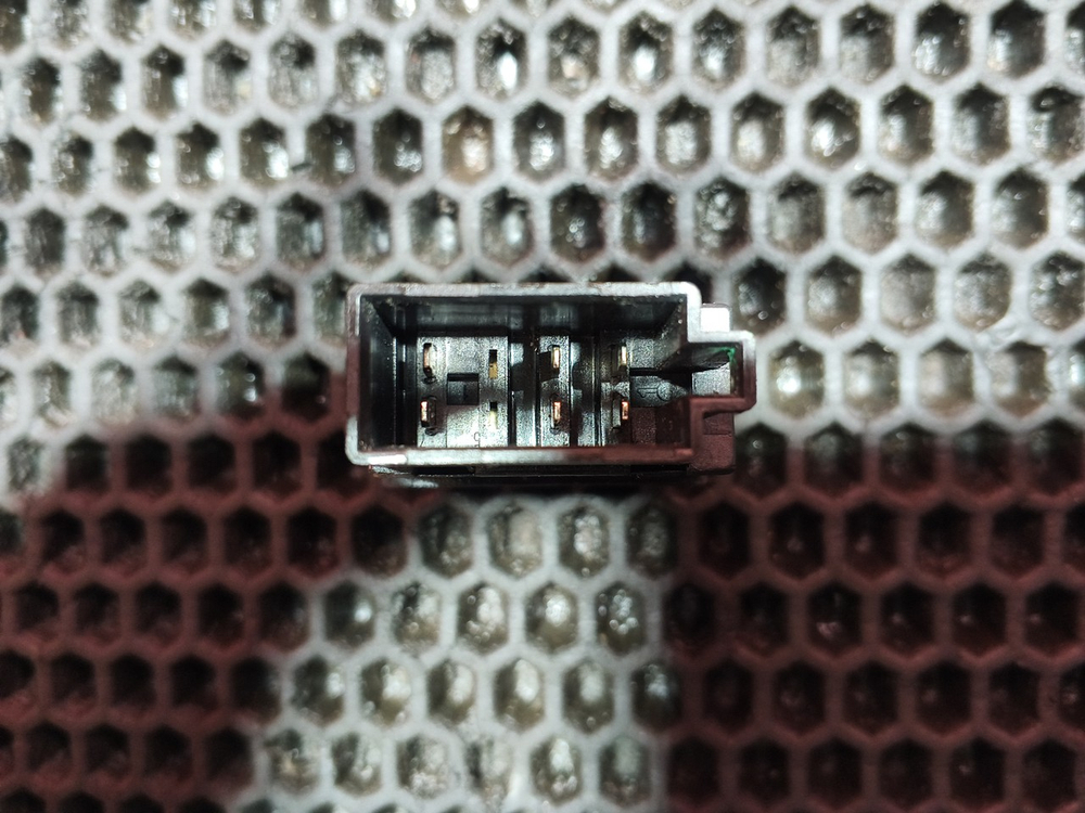 Кнопка дополнительного дальнего света