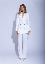 Женский белый костюм двойка с брюками и приталенным жакетом