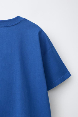 ZARA ФУТБОЛКА В СТИЛЕ ПРЕППИ С ГРАФФИТИ, ЯРКО-СИНИЙ