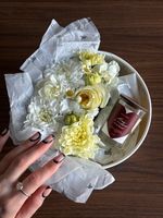 Цветочная композиция в коробке+свеча 50 мл