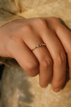 кольцо уроборос с бриллиантом