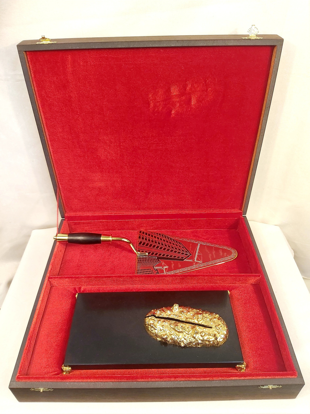 Подарок строителю "Мастерок"  большой (с чернением) на долерите с фианитами