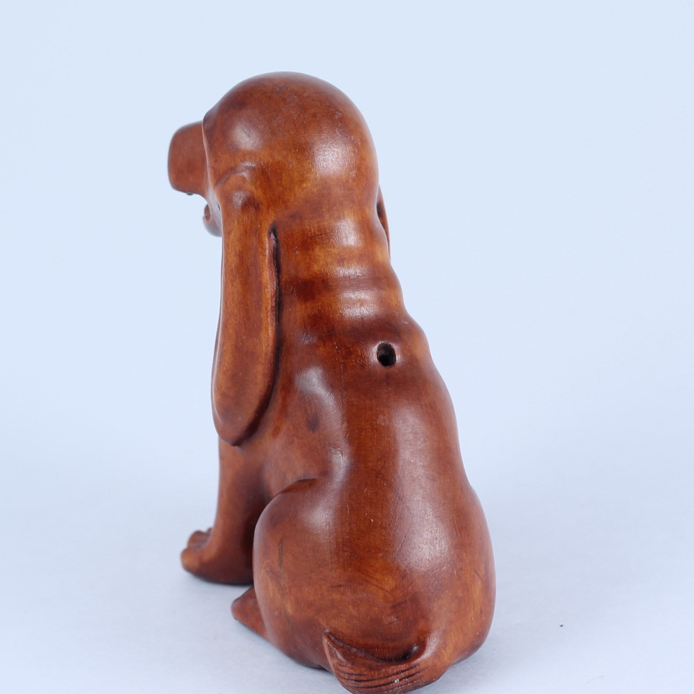 Нэцкэ Собака сидит с длинными ушами