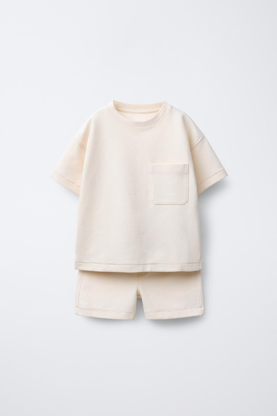 ZARA КОМПЛЕКТ ИЗ ФУТБОЛКИ И ШОРТОВ-БЕРМУДОВ ИЗ РЕЛЬЕФНОЙ ТКАНИ, ЭКРЮ