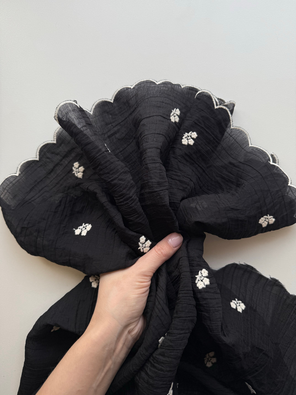 Вышивка (на чёрной жатой органзе)