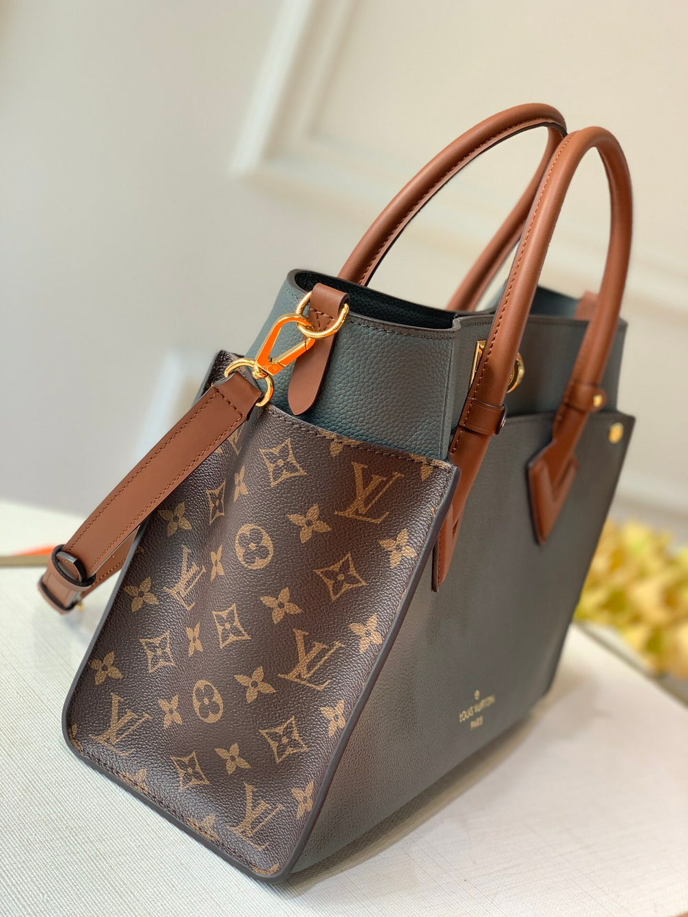 Louis Vuitton On My Side MM
