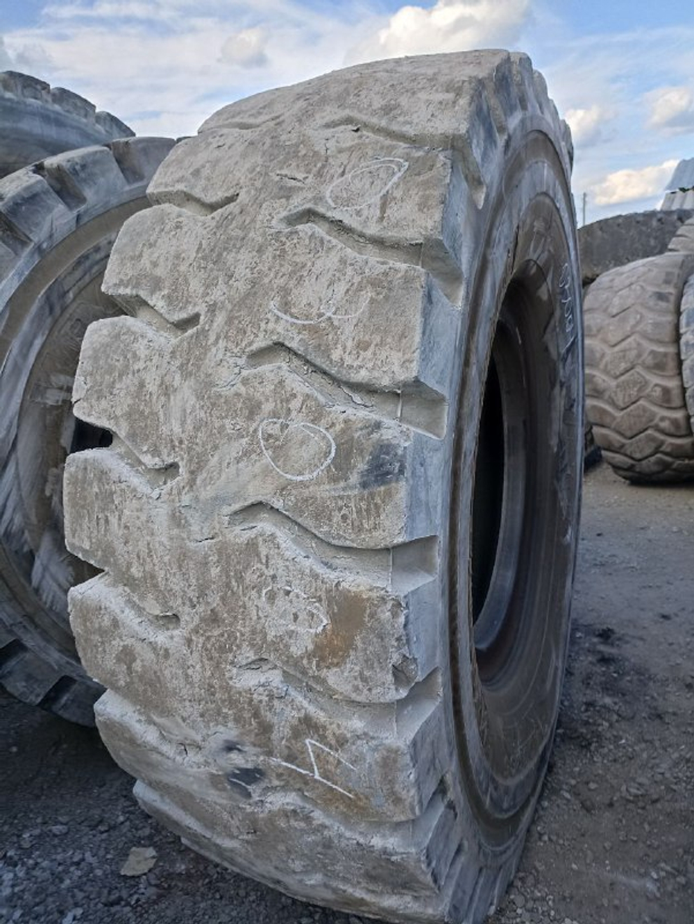 24.00R35 Bridgestone VRQP шина б/у