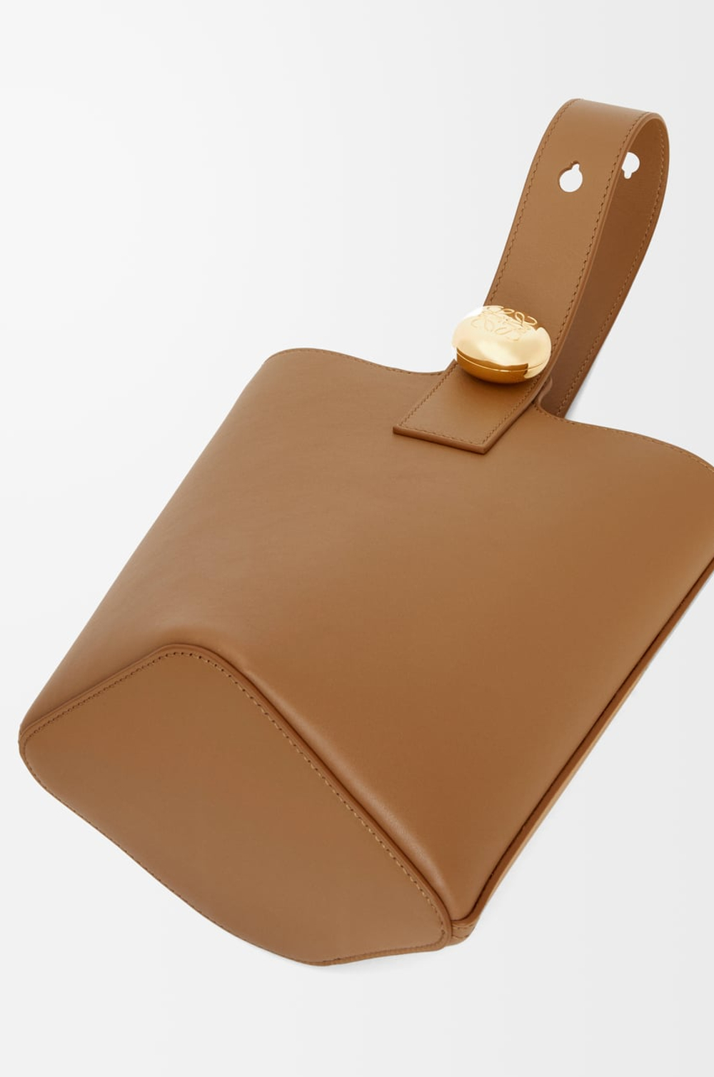 Loewe Мини-сумка-ведро Pebble из гладкой телячьей кожи, светло-коричневый