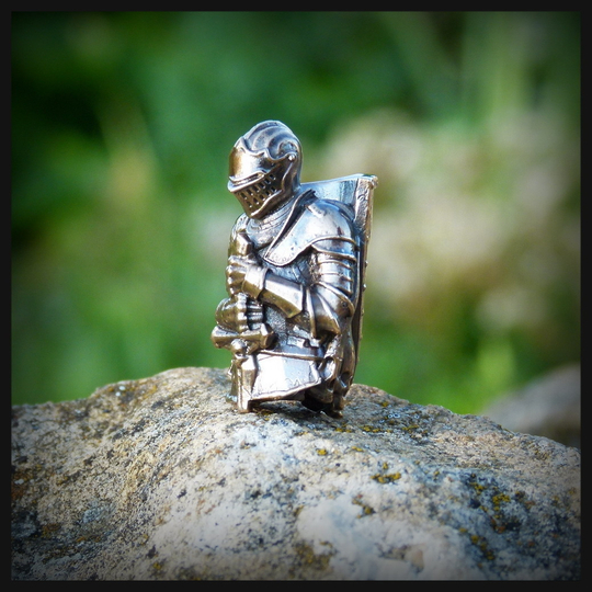 Бусина "Рыцарь" по игре Dark Souls для темляков или браслетов бронза