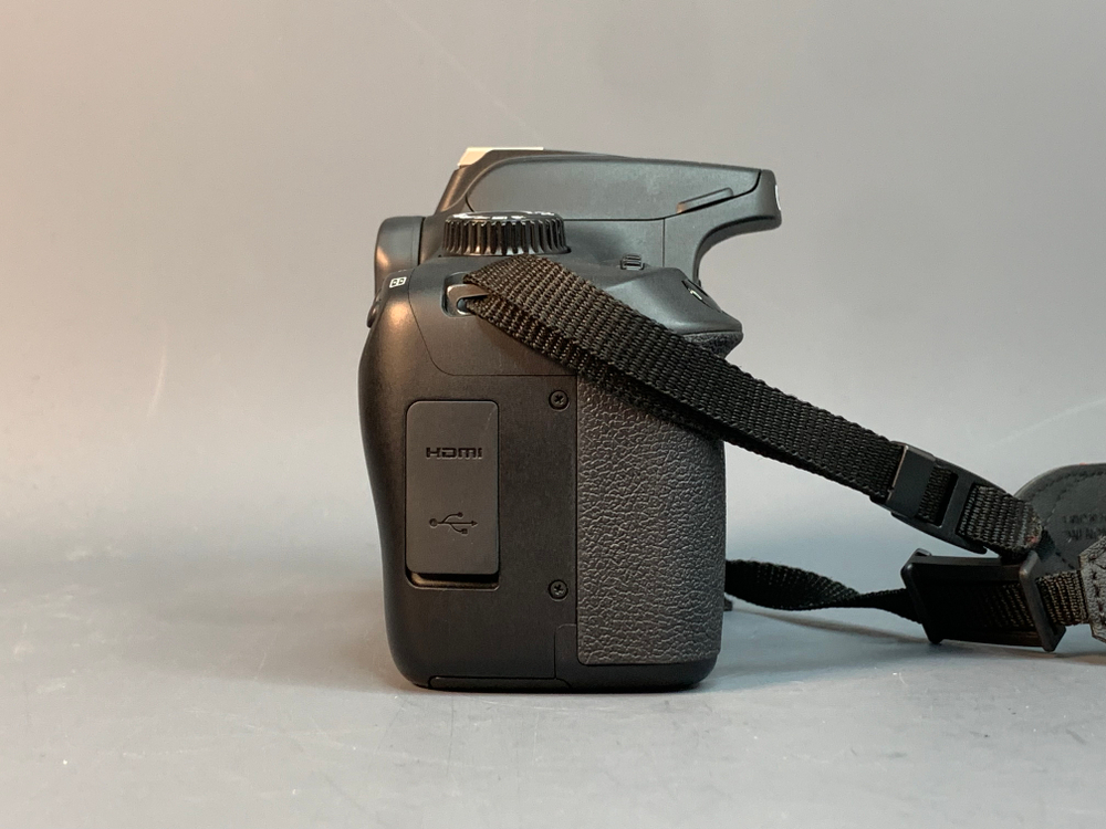 Canon EOS 4000D Kit 18-55mm 3.5-5.6 III 7.400 Кадров