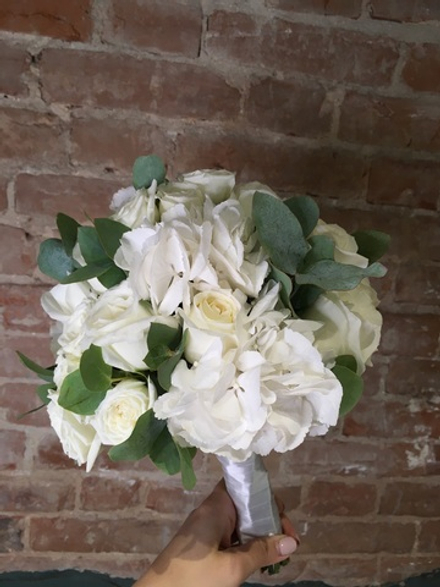 Свадебный букет из гортензии, одноголовых роз и эвкалипта