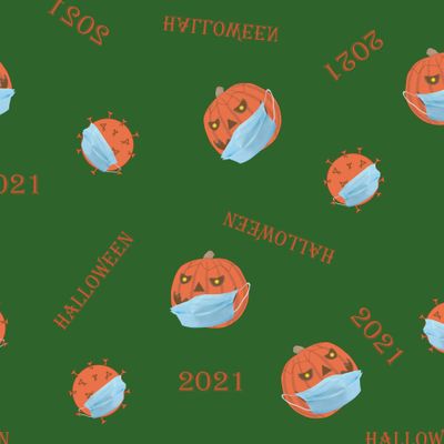 Halloween 2021 , тыква в маске и коронавирус на зеленом фоне