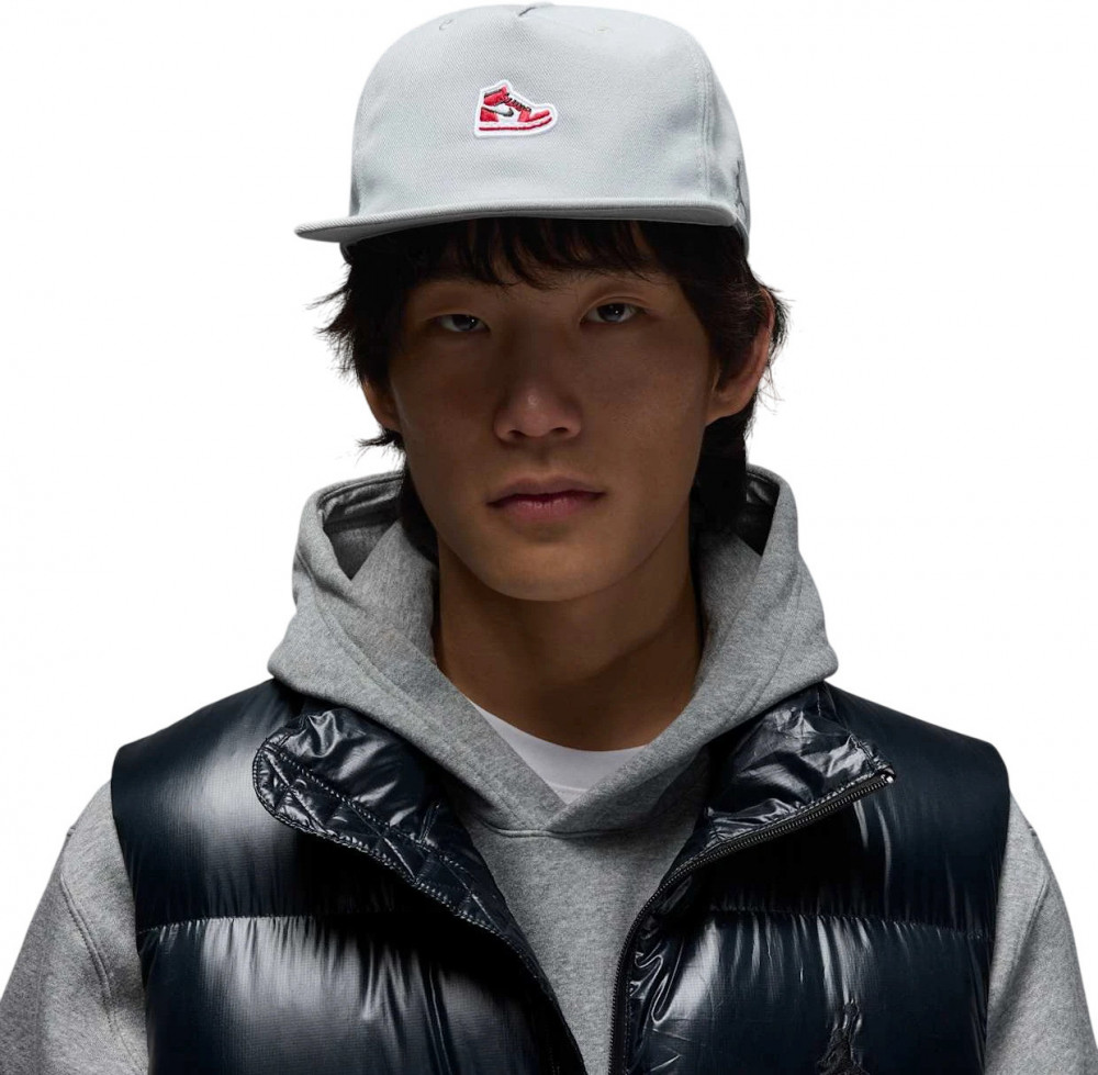 HV1169-077 Кепка U J PRO CAP S FB BR SNKR PTCH