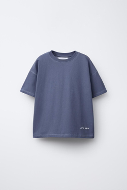 ZARA ОДНОТОННАЯ ФУТБОЛКА С ВЫШИТОЙ НАДПИСЬЮ, СИНИЙ