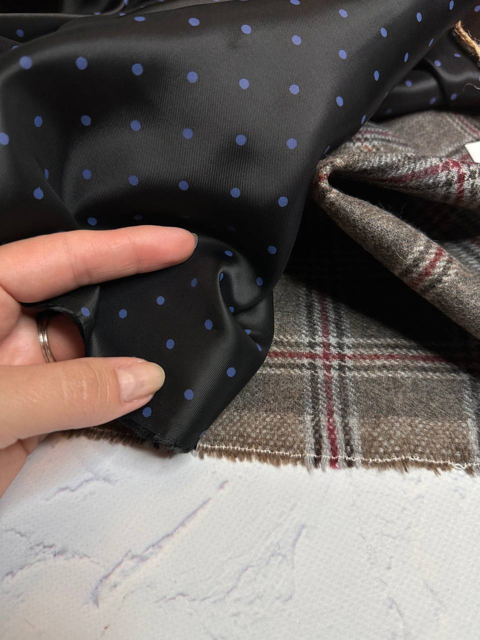 Вискоза подкладочная с узором (100%вискоза, Черный фон/фиолетово-синий мелкий горох, 137, 75 гр/м2)