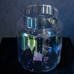 6. Широкая прозрачная ваза с бензиновым блеском
