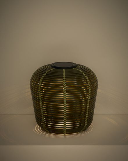 Уличный светильник Garoina солнечных батареях из искусственного ротанга цвета таупе, 35 см