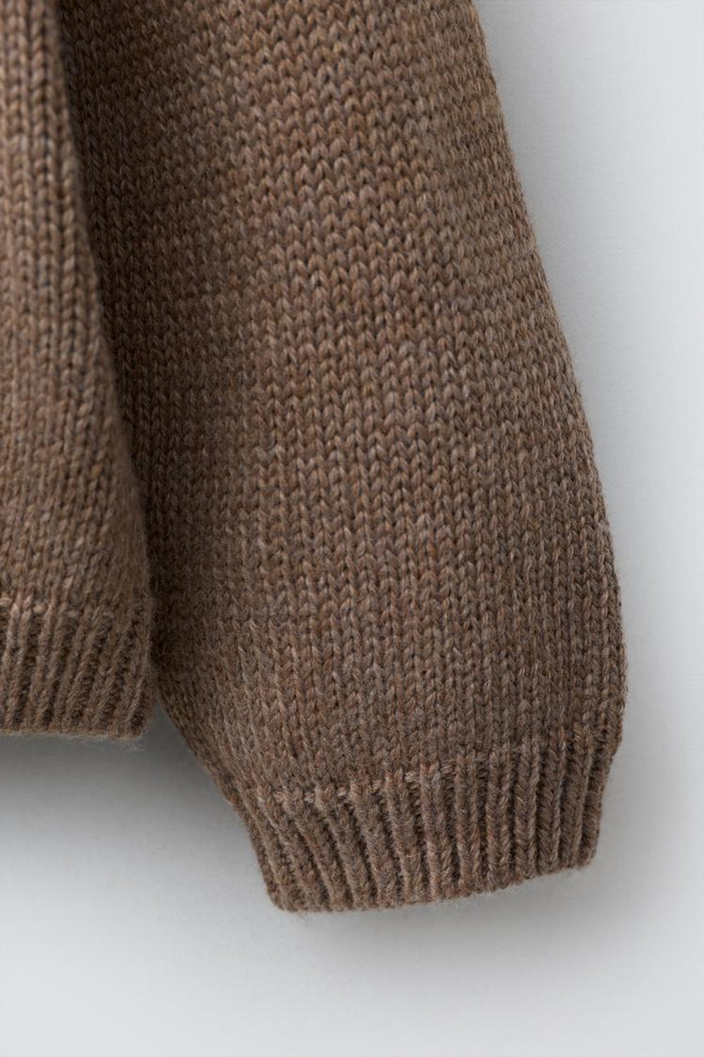 ZARA ВЯЗАНЫЙ ДЖЕМПЕР С КОНТРАСТНЫМИ СЕРДЦАМИ, ПЕСОЧНЫЙ