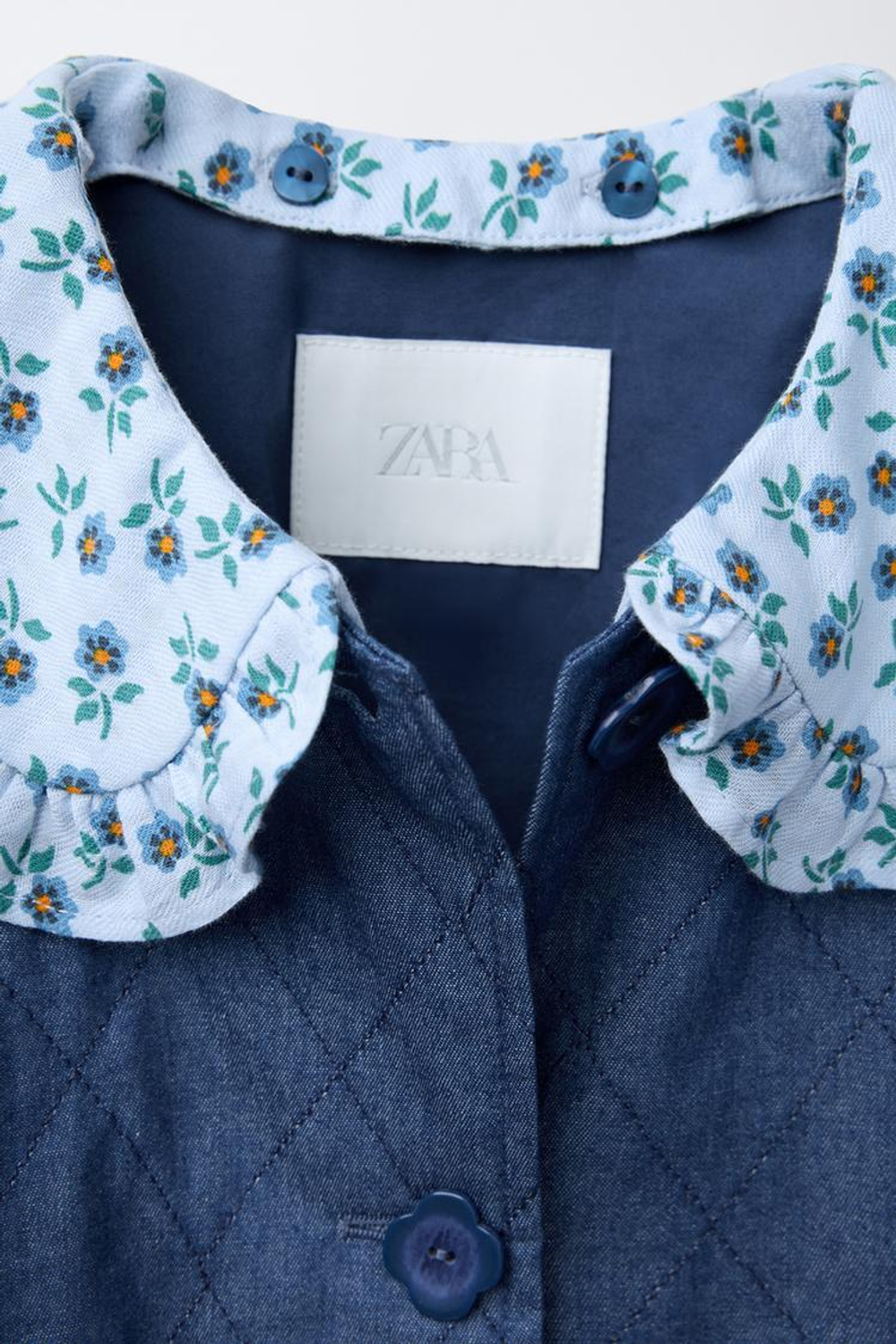 ZARA СТЕГАНАЯ КУРТКА С ОТСТЕГИВАЮЩИМСЯ ВОРОТНИКОМ И ЦВЕТОЧНЫМ ПРИНТОМ, СИНИЙ