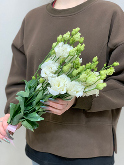 Букет 3 эустомы в ленте