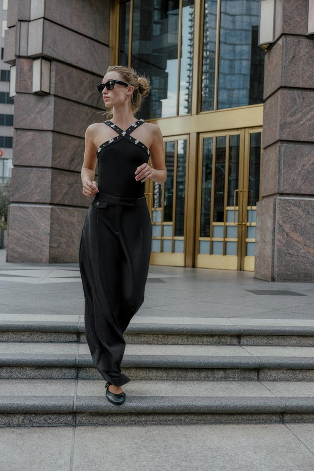 ZARA ЭЛАСТИЧНОЕ БОДИ С ГОРЛОВИНОЙ ХАЛТЕР И ЦВЕТАМИ, ЧЕРНЫЙ