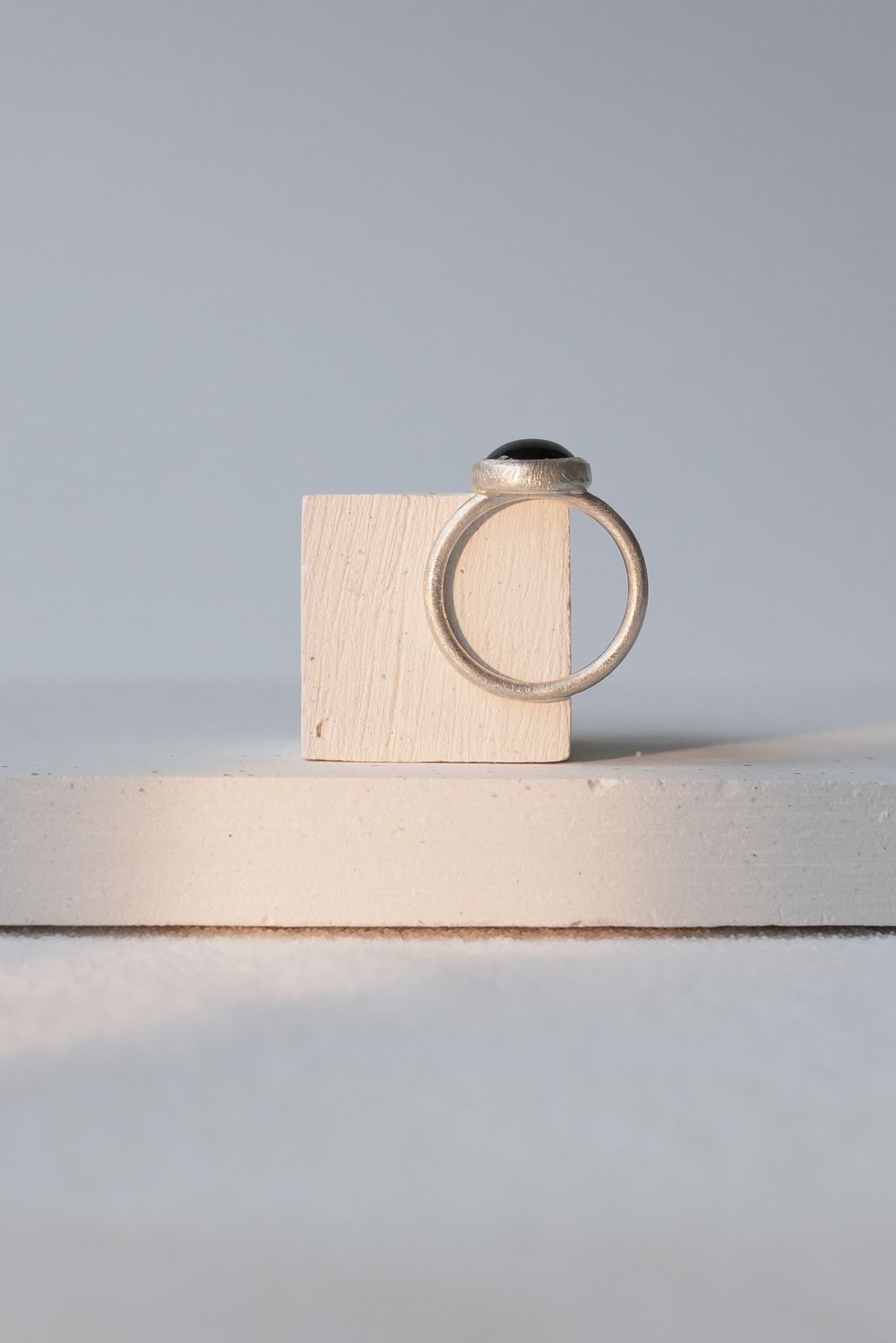 Кольцо матовое с черным ониксом