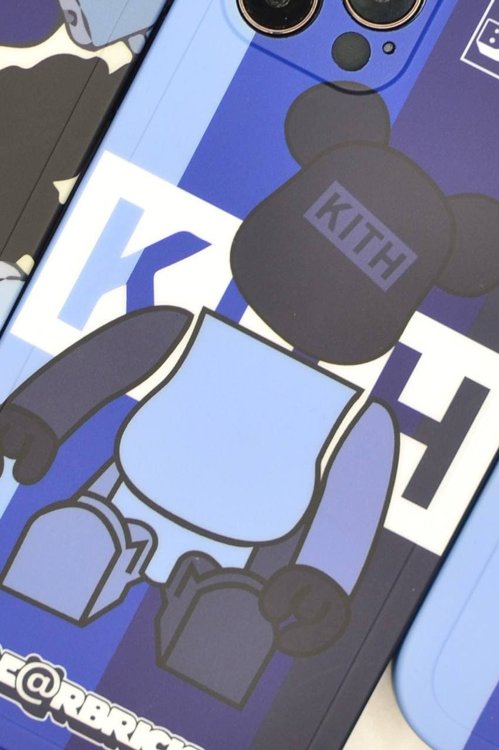 Чехол TPU с защитой камеры. Bearbrick KITH голубой