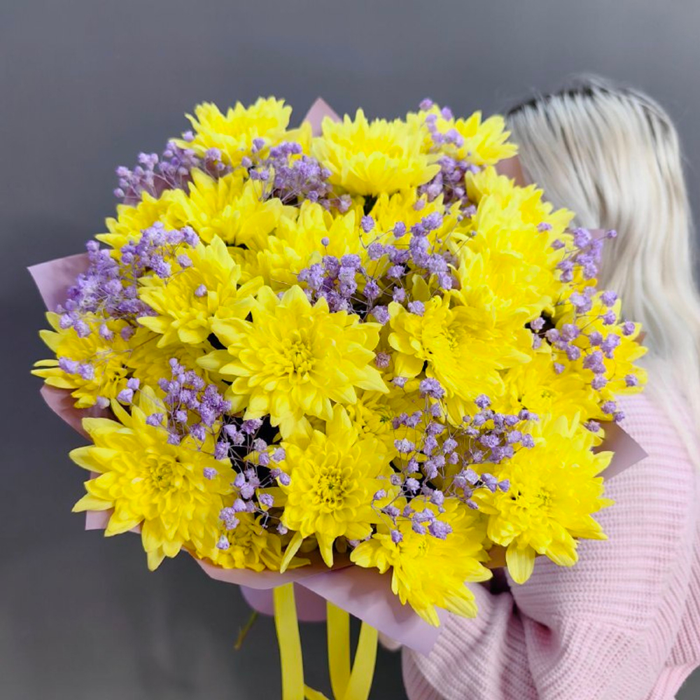Букет из 7 кустовых хризантем "Baltica yellow" с сиреневой гипсофилой