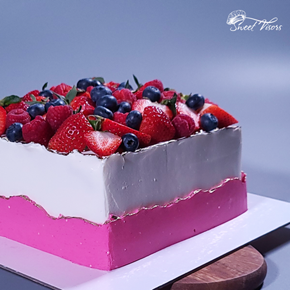 Торт украшен ягодами кондитерская Sweet Visors сладкие козырьки Светланы Дегтеревой