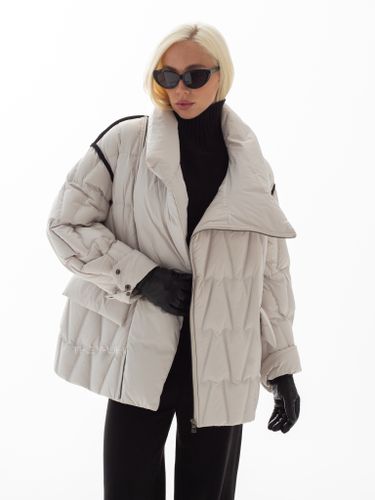 Удлиненный пуховик бежевого цвета на косой молнии
