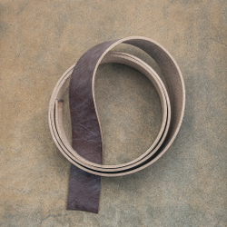 Ременная заготовка Bridle OAK Bark Dark Stain (2,8+ мм), цв. Коричневый