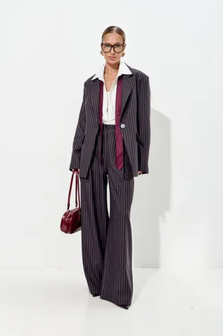 Брюки палаццо свободные с защипами темно-серого цвета в полоску