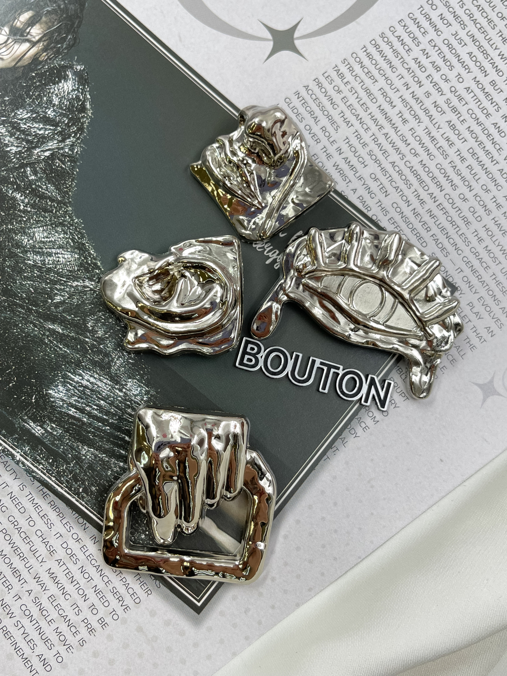 Пуговицы серебристые Скиапар. "Ухо"