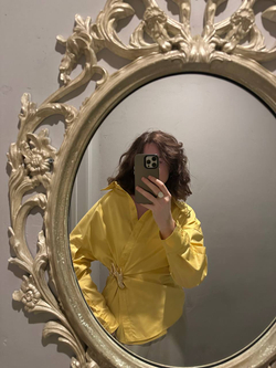 Желтая рубашка с разрезами на рукавах Рене