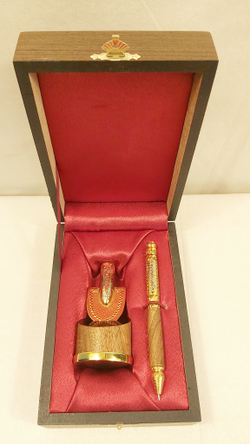 Подарок строителю " Ручка-лопата" на подставке (Златоуст)