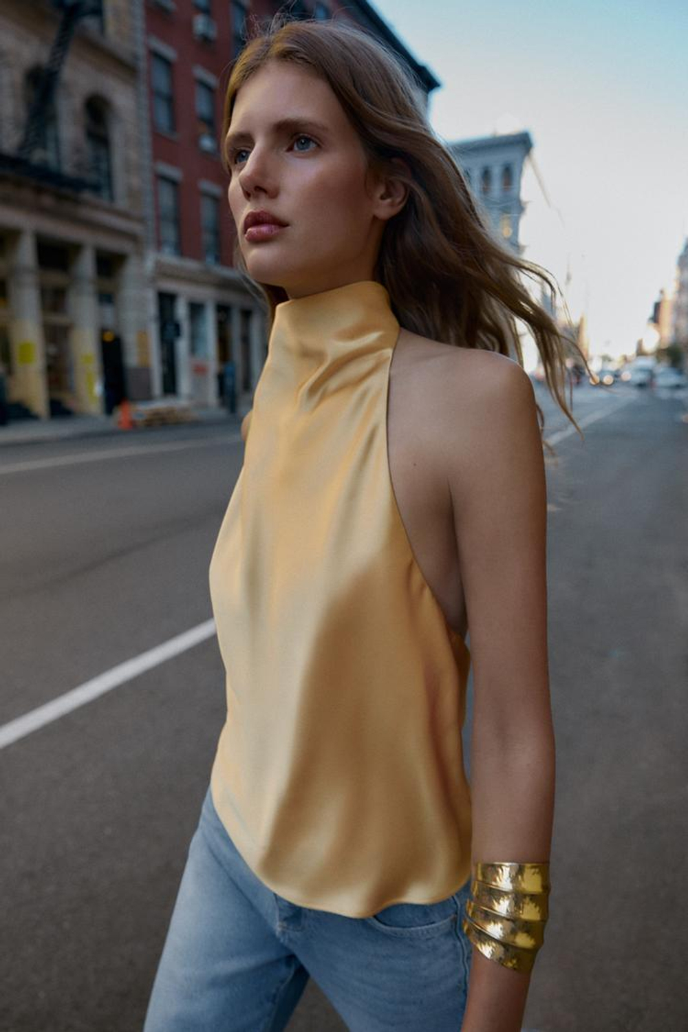 ZARA АТЛАСНЫЙ ТОП С ГОРЛОВИНОЙ ХАЛТЕР, ЯИЧНО-ЖЕЛТЫЙ