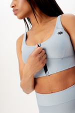 Топ на молнии и перекруткой на спине