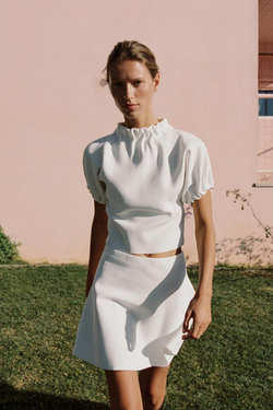 ZARA ТРИКОТАЖНЫЙ ТОП С РЮШАМИ, БЕЛЫЙ