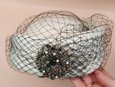 ТАблетка с Вуалью и брошью.