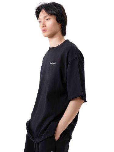 Черная футболка с необработанными краями и лого