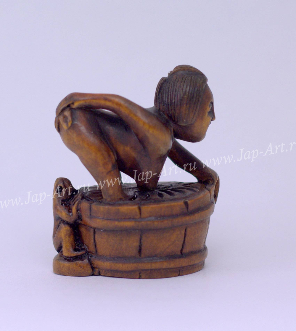 Нэцкэ Нагая красавица и лягушка (светлая)