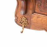 Настенная вешалка с полкой и резными панелями в классическом стиле