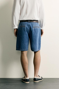 ZARA ДЖИНСОВЫЕ ШОРТЫ REGULAR FIT СО СКЛАДКАМИ, ВЫЦВЕТШИЙ СИНИЙ