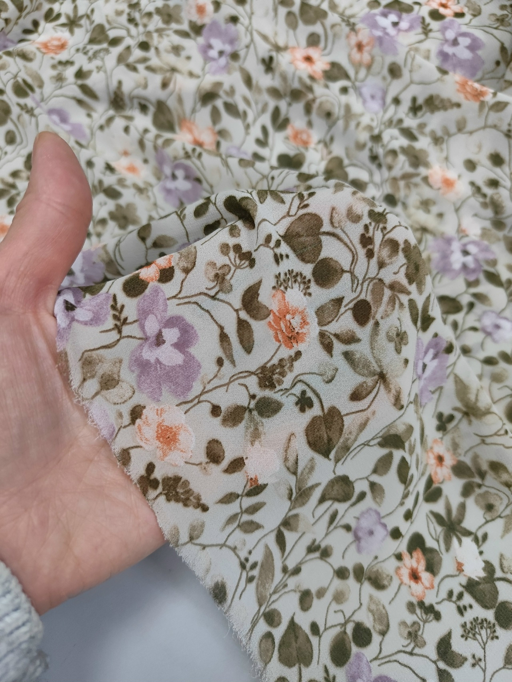 Шифон/ Сиреневые цветы на бежевом